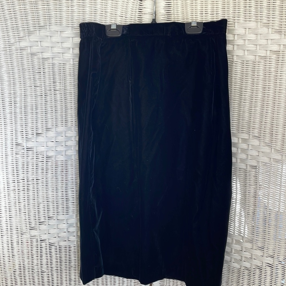 Velvet look black skirt